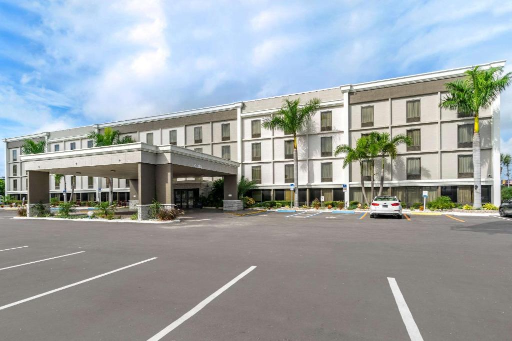 Comfort Inn & Suites Clearwater - St Petersburg Carillon Park Main image 1